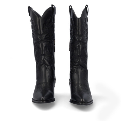 Botas cowboy pretas em pele com bordados decorativos.