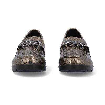 Sapatos mocassin castanho com padrão pele de crocodilo e corrente prateada