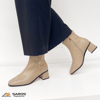 Botas bege com salto quadrado e tachas douradas