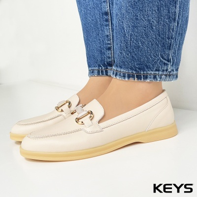 Sapatos mocassim creme com detalhes dourados e sola bege