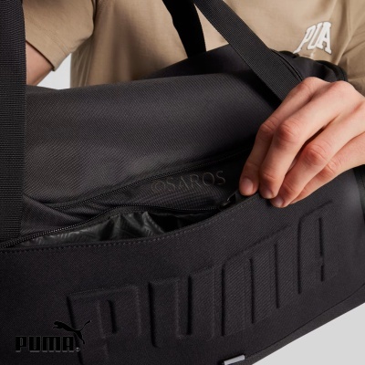 Mochila preta PUMA com bolso frontal aberto e t-shirt bege