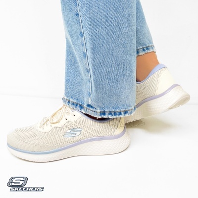 Ténis Skechers bege e azul claro usados com calças de ganga