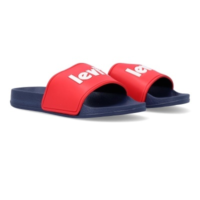 Chinelos de banho azuis e vermelhos com texto branco Levi s