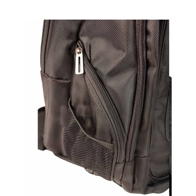 Mochila preta com fecho e bolso lateral de rede