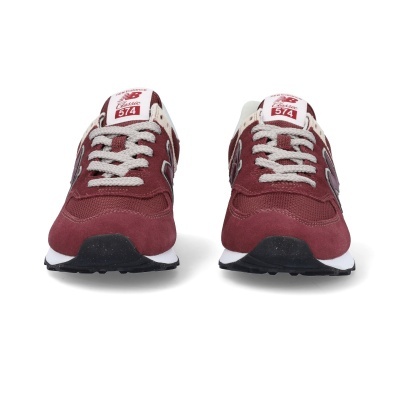 Sapatilhas New Balance Classic 574 vermelhas com atacadores cinza sobre fundo branco