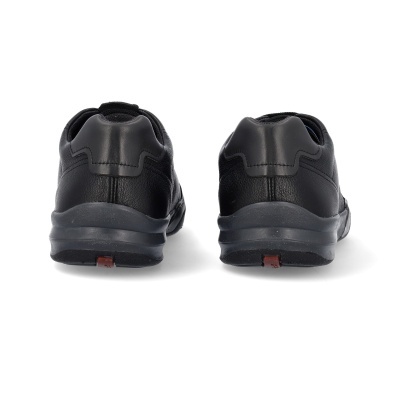 Sapatilhas pretas vista traseira com sola cinza escuro e detalhe vermelho