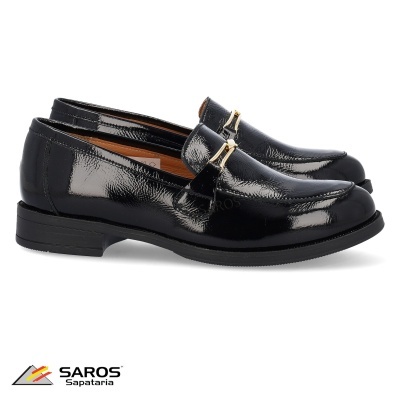 Sapatos mocassim pretos com fivela dourada em fundo branco