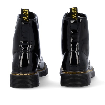 Botas pretas em verniz vistas de trás com etiqueta preta e texto amarelo