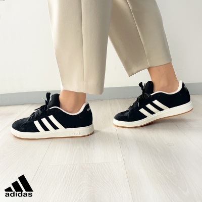Sapatilhas Adidas negras com riscas brancas e sola clara