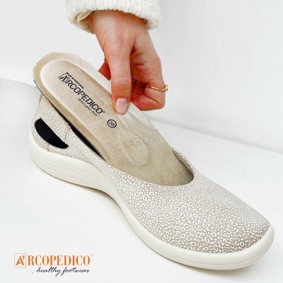 Sapato feminino Arcopedico bege com padrão branco, solado branco e palmilha destacável.