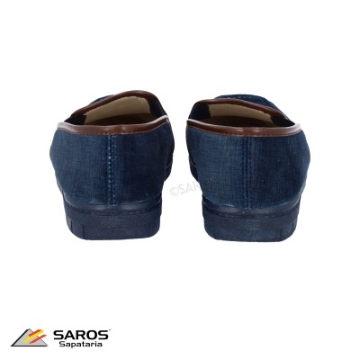 Sapatos azuis masculinos vistos de trás