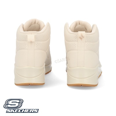 Par de sapatilhas Skechers femininas brancas creme visto de trás