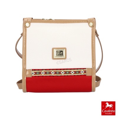 Mala quadrada branca, vermelha e bege com padrão geométrico e logotipo Cavalinho Penafiel