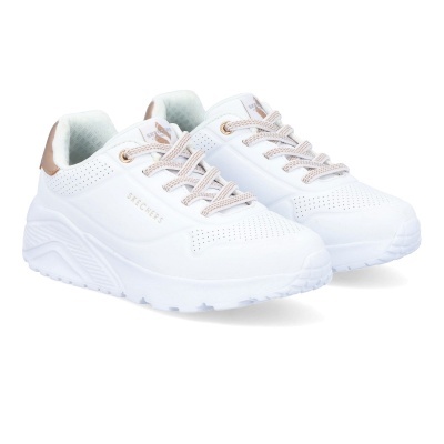 Sapatilhas brancas da Skechers com detalhes bege em fundo branco.