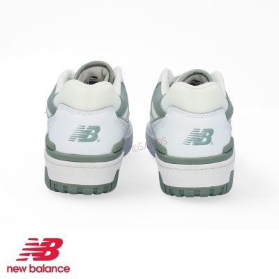 Ténis New Balance brancos e verdes vistos de trás, sobre fundo branco com logótipo New Balance vermelho