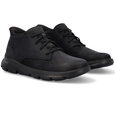 Par de sapatos pretos Skechers com sola preta e atacadores.