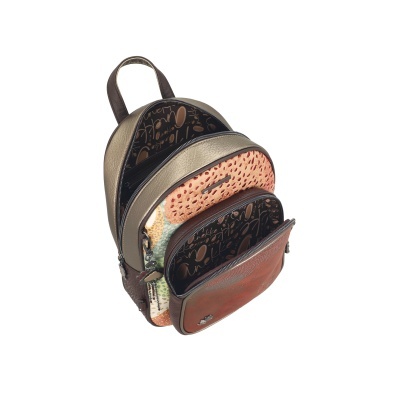 Mochila pequena multicolorida com vários compartimentos e detalhes texturizados