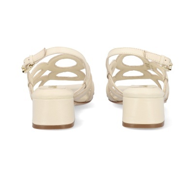 Sandálias creme com salto baixo e tiras recortadas
