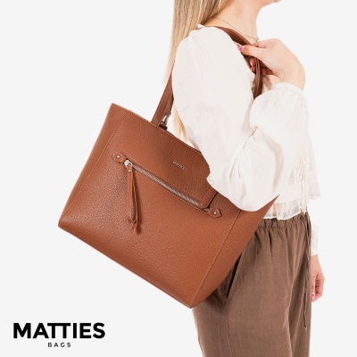 Mala de ombro castanha em pele texturada com fecho de correr