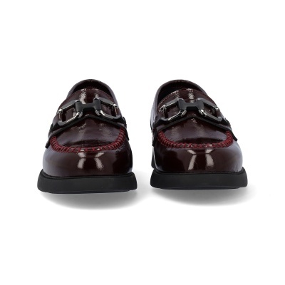 Mocassins em pele verniz vinho com fivela metálica prateada
