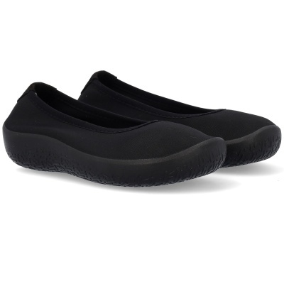 Sapatilhas pretas com sola grossa e antiderrapante