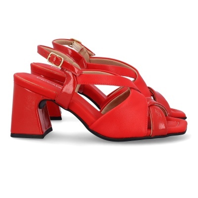 Sandálias vermelhas com salto médio e tiras cruzadas