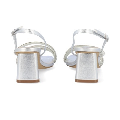 Sandálias femininas prateadas com salto largo vista de trás