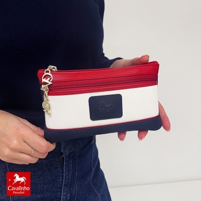 Carteira pequena tricolor vermelho, branco e azul escuro com pendente dourado e relevo de cavalo