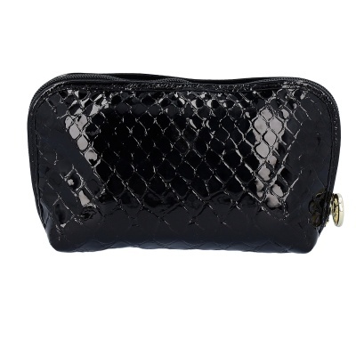 Bolsa pequena preta com textura entrelaçada e fecho dourado