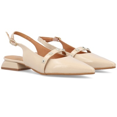 Sapatos slingback bege com salto baixo e rebites metálicos