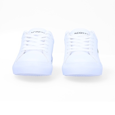 Par de sapatilhas brancas com a palavra LACOSTE na língua do sapato
