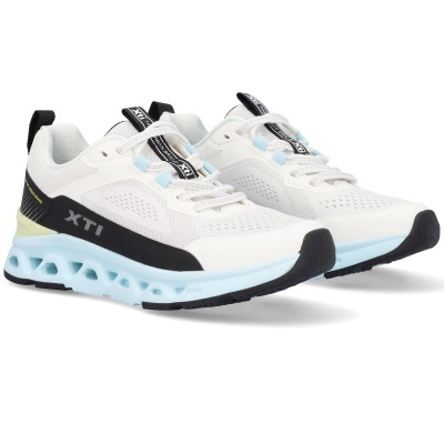 Ténis desportivos brancos com sola azul claro e detalhes em preto.