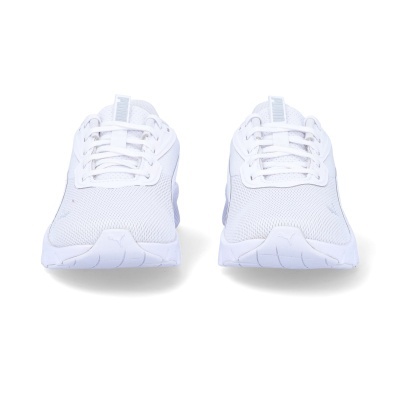 Sapatilhas desportivas brancas Puma vistas de frente