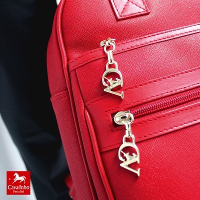 Mochila vermelha com puxadores metálicos Cavalinho Penafiel