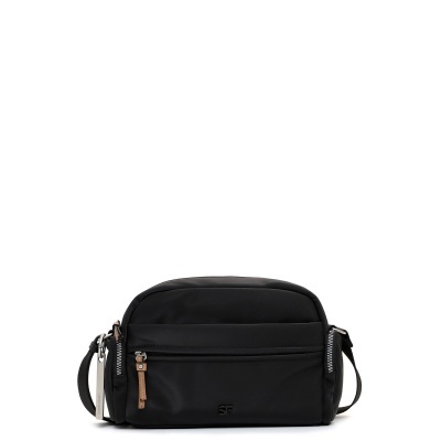 Bolsa preta em tecido com fechos e detalhes prateados e castanhos sobre fundo branco.