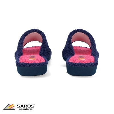 Chinelos felpudos azul e rosa com sola azul escura