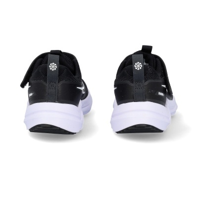 Ténis de corrida pretos com sola branca e tira preta no calcanhar