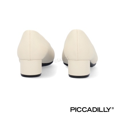 Par de sapatos de salto baixo bege de textura granulada vista por trás