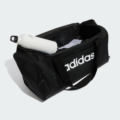Mala desportiva preta Adidas aberta com toalha e garrafa branca.