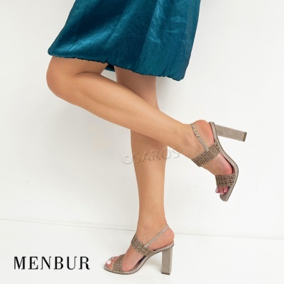 Sandálias de salto alto bege com textura trançada e vestido azul esverdeado