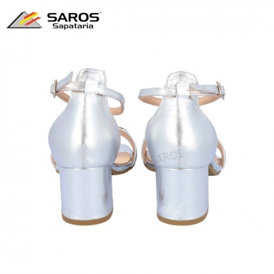 Sandálias prateadas de salto grosso com tiras e fivela