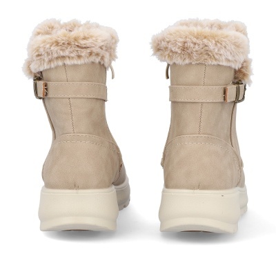 Botas de inverno bege com pelo sintético e sola branca vista de trás