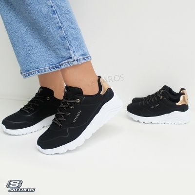 Tênis Skechers pretos com detalhes dourados e sola branca