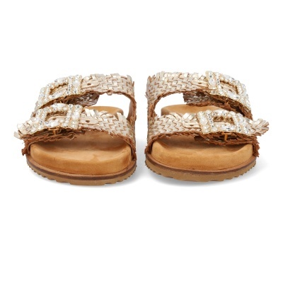 Sandálias bege com tiras entrelaçadas e fivelas com pedras brilhantes