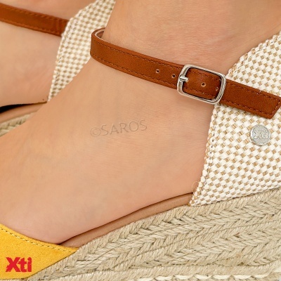 Sandália de cunha com tiras castanhas e amarelas em fundo bege xadrez