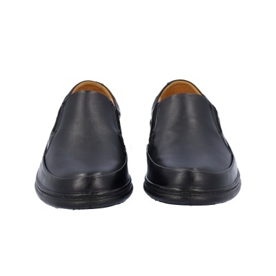 Par de sapatos de homem tipo mocassim em pele preta