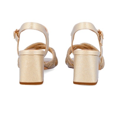 Sandálias douradas de salto alto com tiras decoradas e fecho de fivela