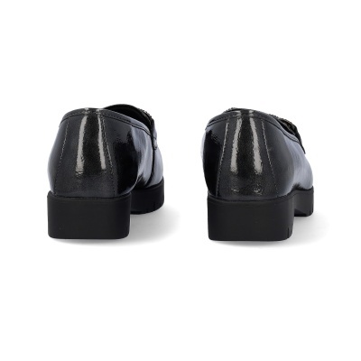 Par de sapatos sociais pretos vistos de trás sobre fundo branco