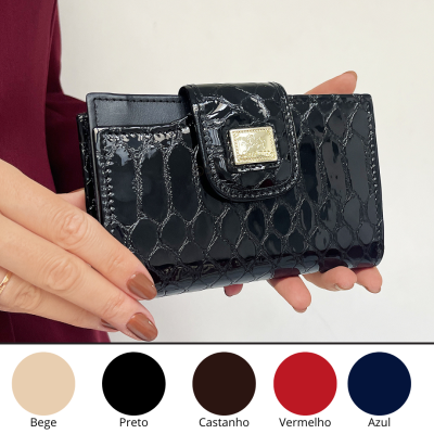 Carteira preta de textura brilhante com fecho dourado e plaqueta La Boutique.