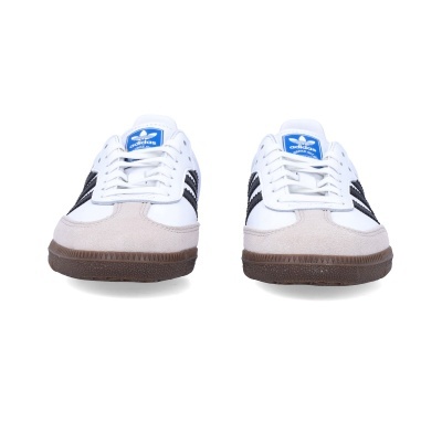 Sapatilhas Adidas brancas com detalhes a preto e sola castanha